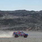 Fast Solutions - Een jeep die door een woestijn rijdt met bergen op de achtergrond, versterkt door een uitzonderlijk grafisch ontwerp.