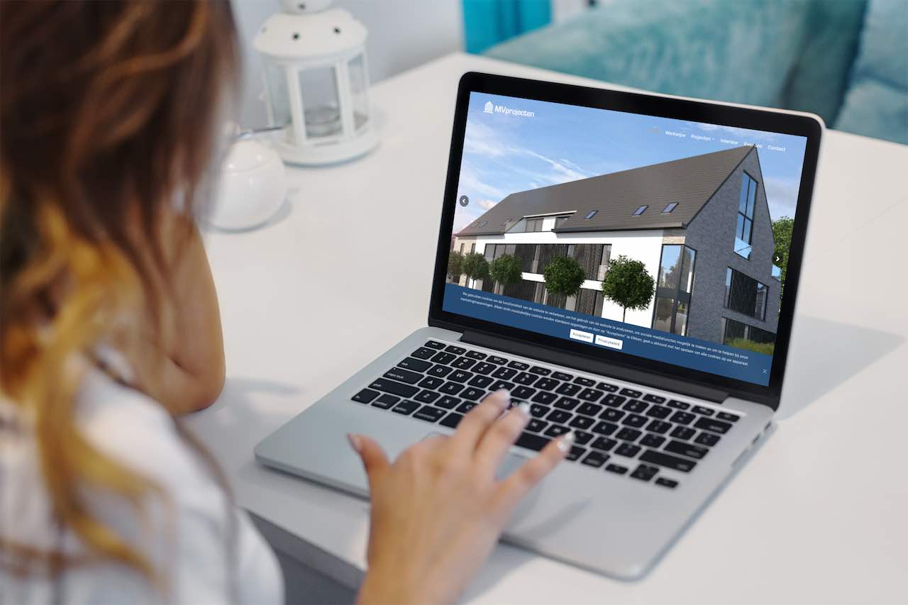 Fast Solutions - Een vrouw die door een laptopscherm bladert, gefascineerd door een huis op een vastgoedwebsite.